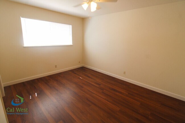 Building Photo - $2,295 1 Bedroom 1 Bath Upstairs Apartment in 4 Plex