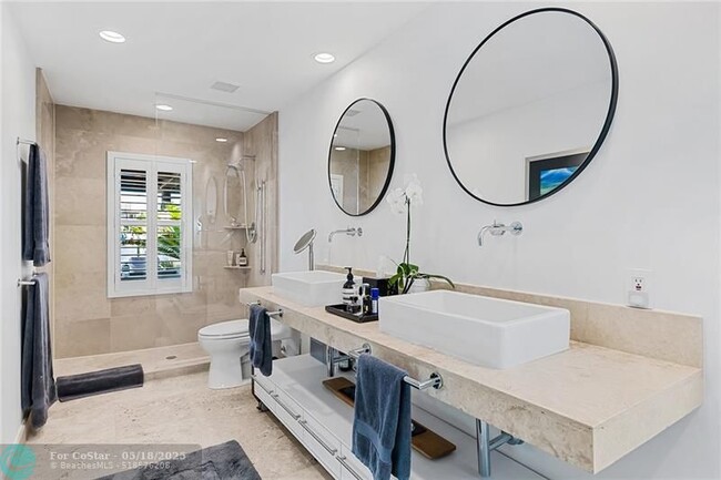 Building Photo - 2416 Bayview Dr