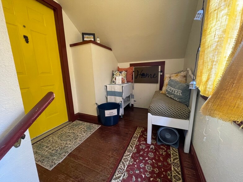 entry landing from top of stairwell - 540 E Taylor St