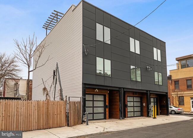 Building Photo - 2528 E Albert St