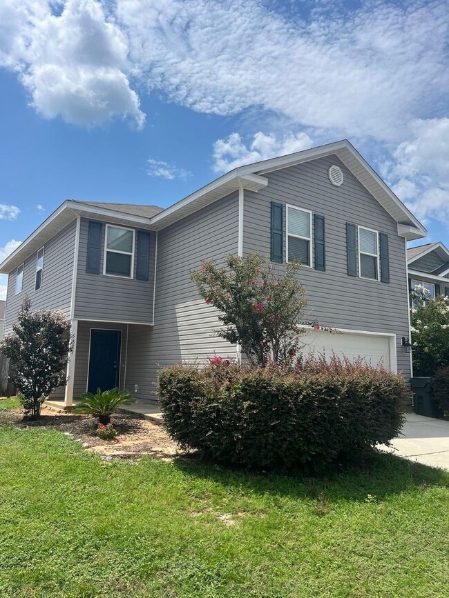 Building Photo - Convenient to shopping & Whiting Field!