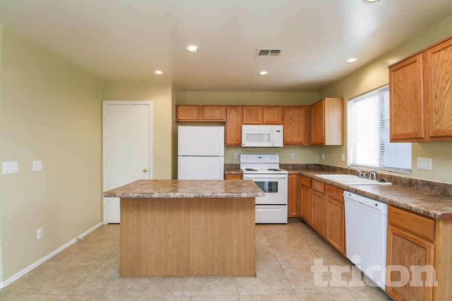 Building Photo - 8006 W Pima St