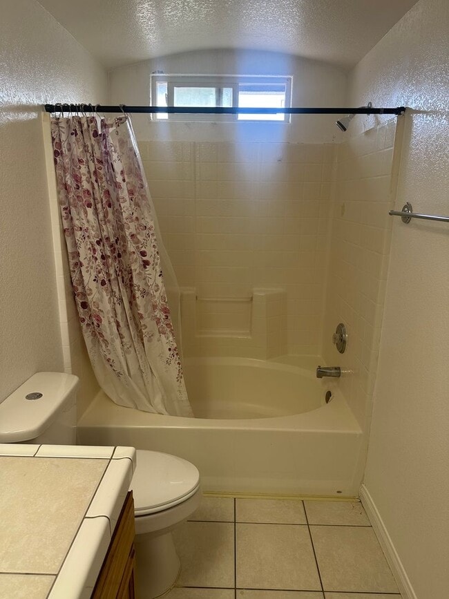 Building Photo - Charming 3 Bed, 2 Bath Home in Hesperia - Perfect for Your Family!