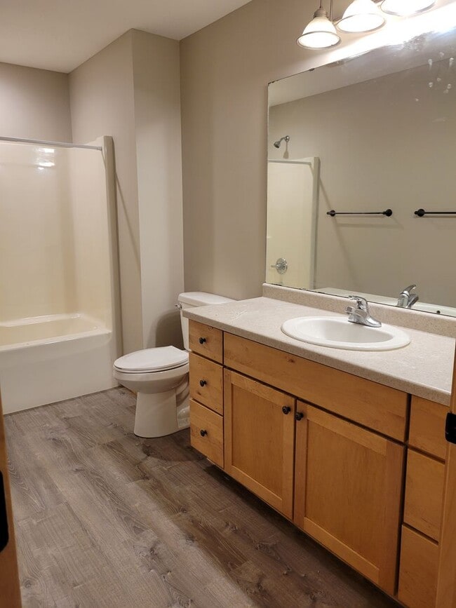 Building Photo - 3 Bedroom Townhouse - Middle Unit