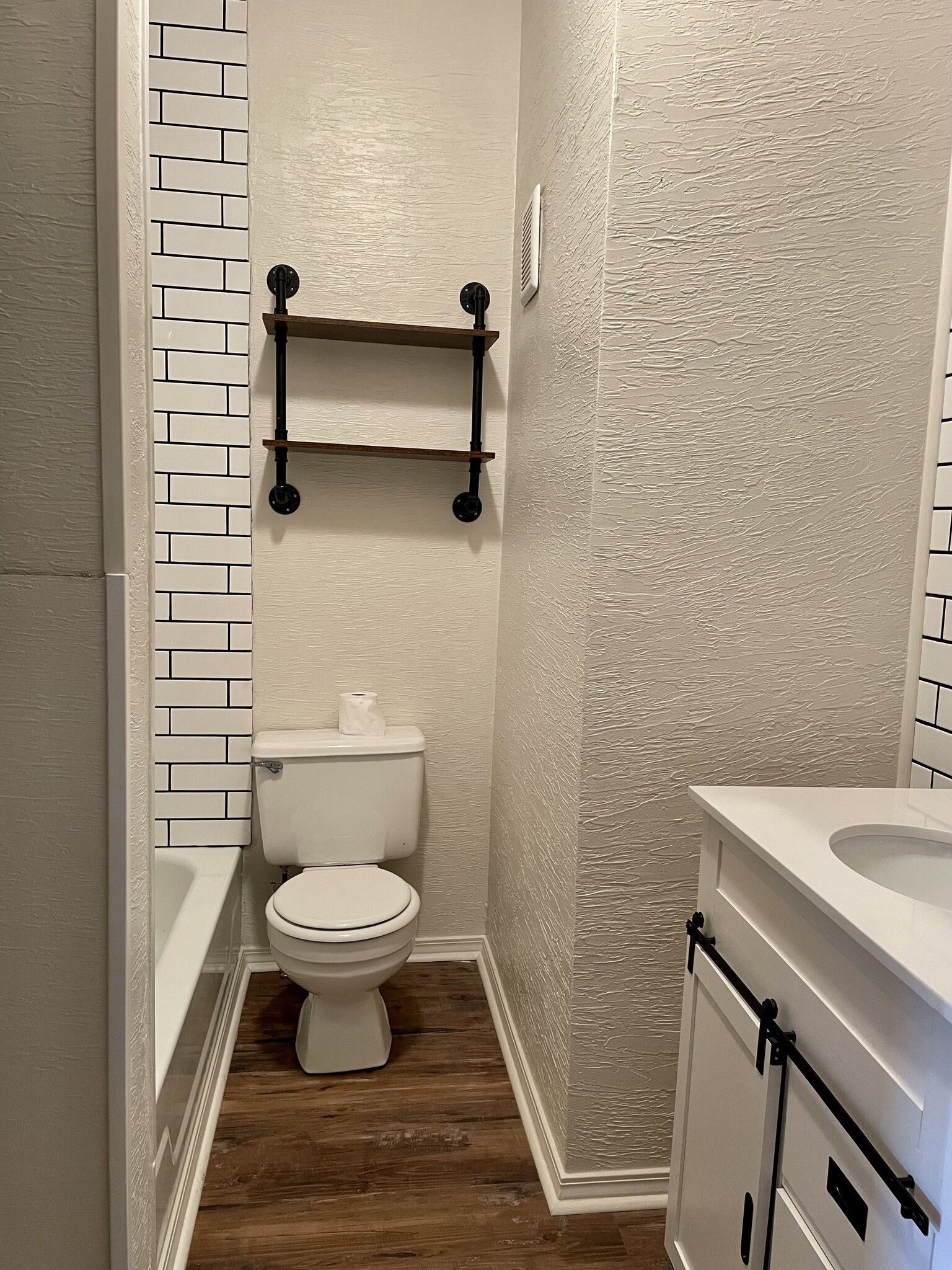 Building Photo - 672 Middle Ave