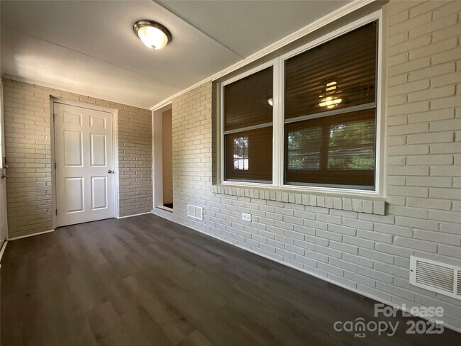Building Photo - 2014 Eastway Dr