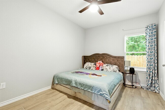 Building Photo - 352 Westchase St