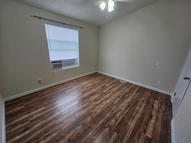 Building Photo - Spacious Home on 5 Acres For Rent!