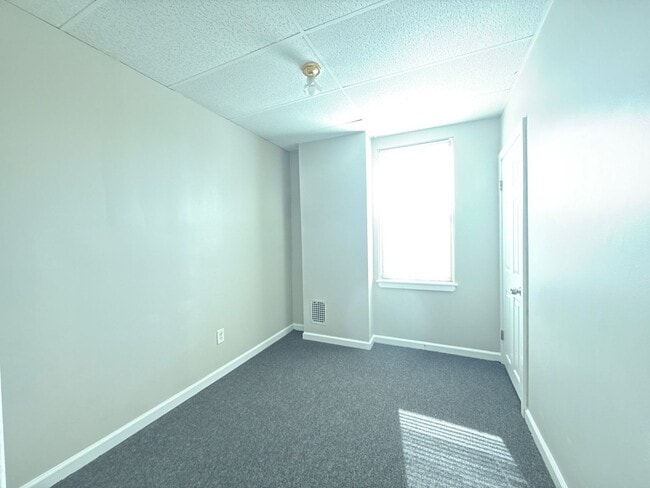 Building Photo - Three Bedroom Home In Baltimore