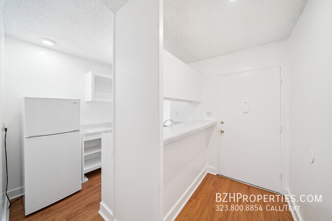 Building Photo - 7545 Hampton Ave