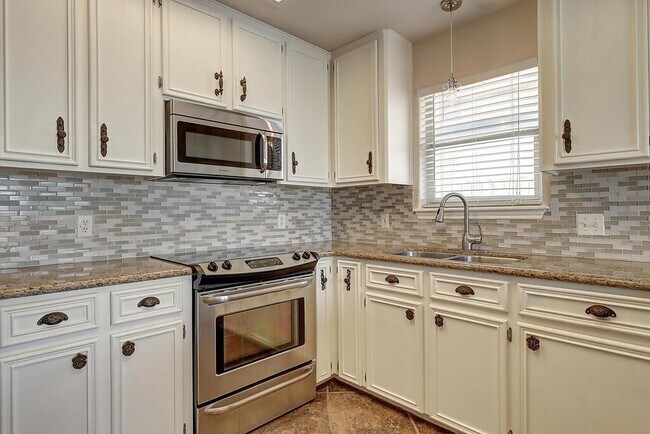 Building Photo - 14905 Dasmarinas Dr