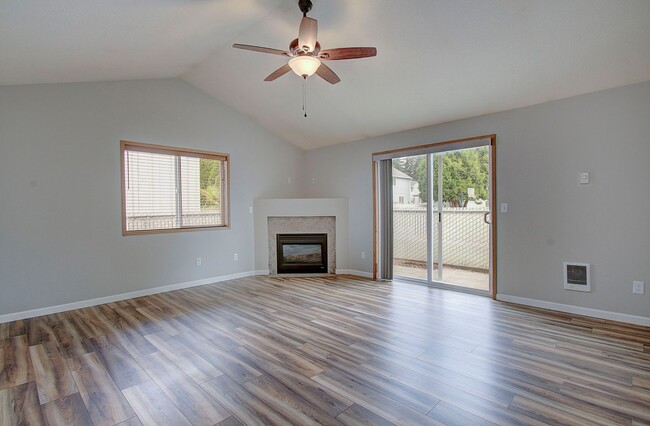 Building Photo - Welcome to this charming 2 bedroom, 2 bath...