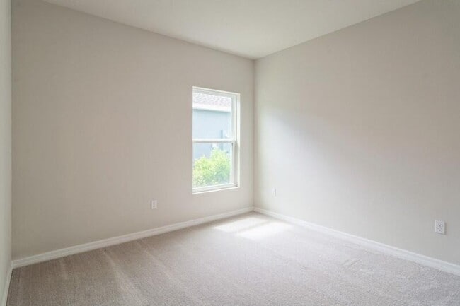 Building Photo - 3374 N Park Dr