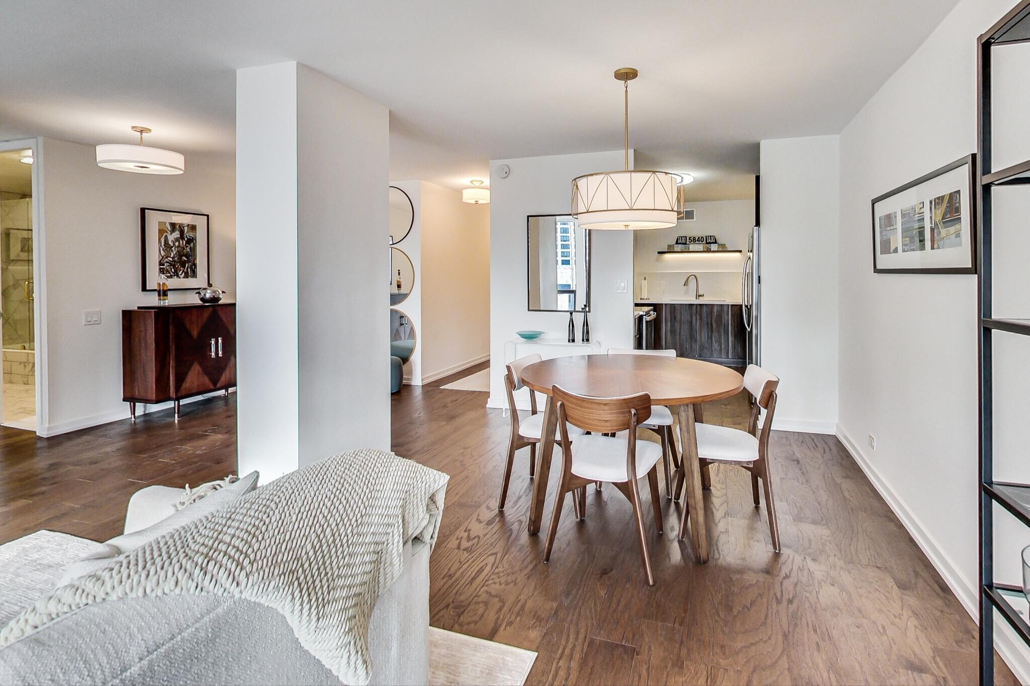 Building Photo - 200 E Delaware Pl