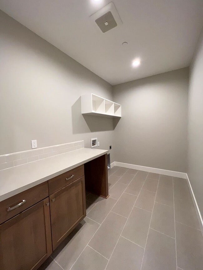 Building Photo - 2609 Sunray Ave