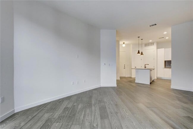 Building Photo - 800 Embassy Dr