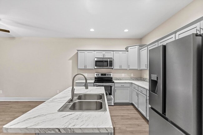 Building Photo - Large 3br Stonebay Townhome AVAILABLE NOW!