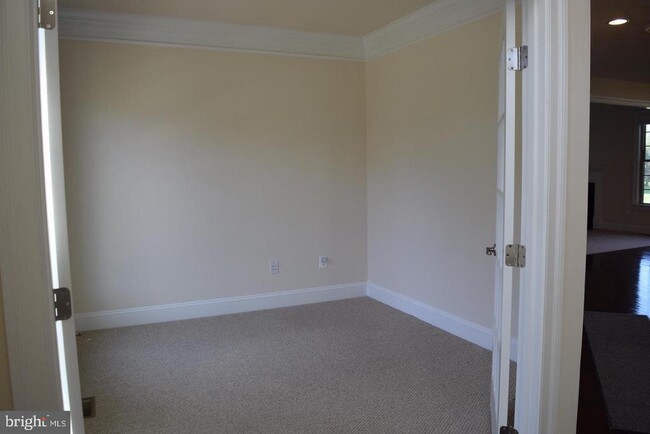 Building Photo - 42159 Tecumseh Hills Dr