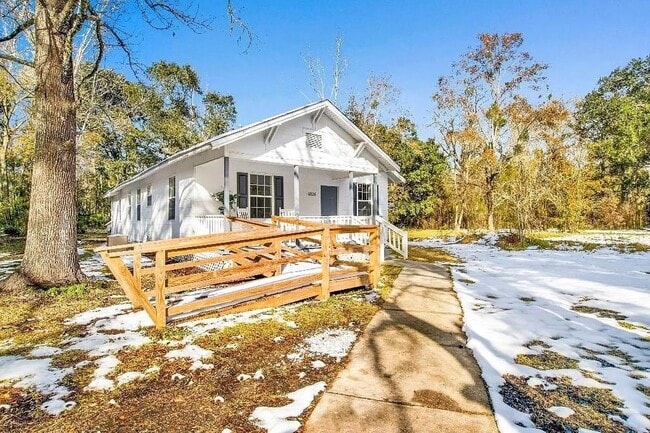 Building Photo - 3 Bedroom 2 Bathroom House in Mobile