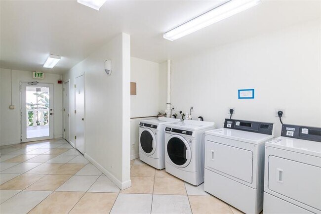 Building Photo - 2881 NE 32nd St