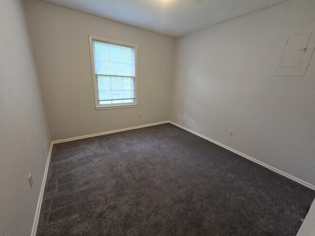 Building Photo - 1410 Suterland Rd