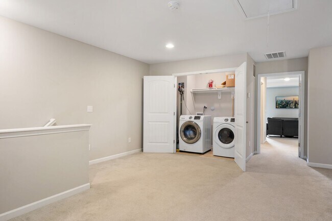 Building Photo - 3-Bedroom Townhome Available Eary July!