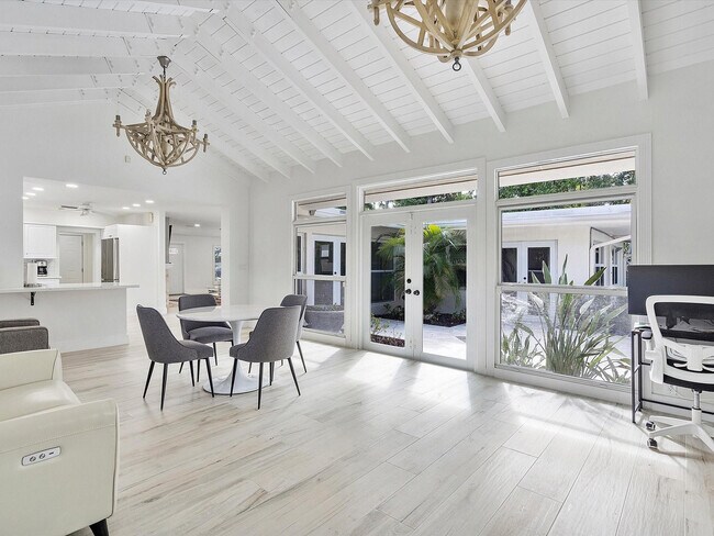 Building Photo - 411 Poinciana Dr