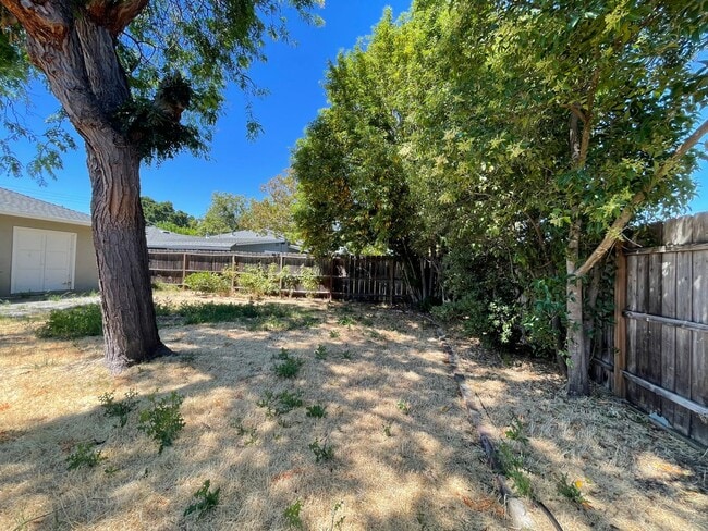 Building Photo - Wonderful and Spacious 4 Bedroom Concord H...