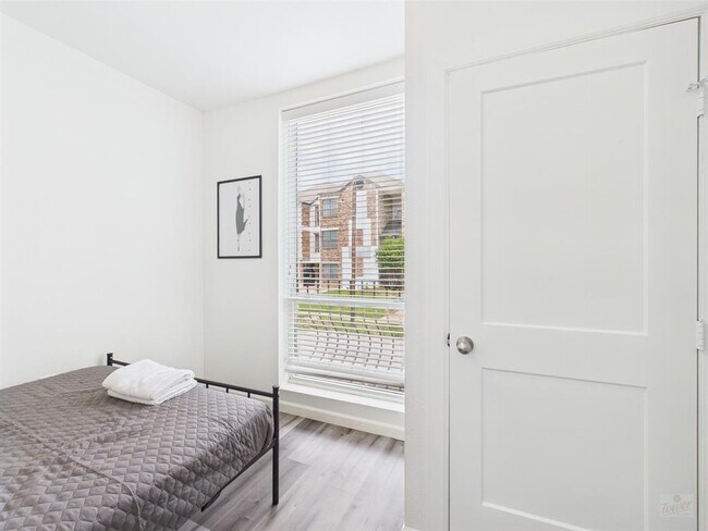 Building Photo - 911 W 22nd St