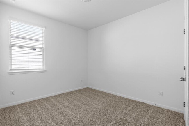 Building Photo - 305 Brooks Ranch Dr