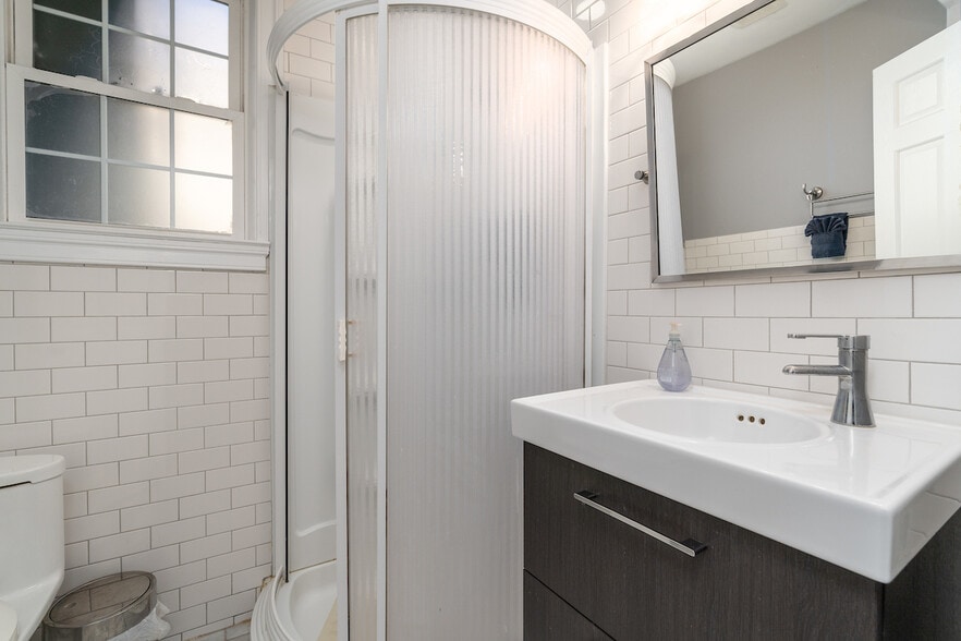 en-suite bathroom - 403 P St NW