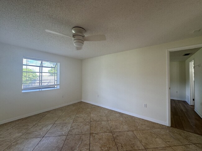 Building Photo - 129 Algiers Dr