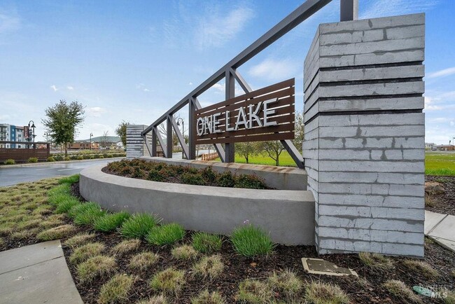 Building Photo - One Lake Townhouse