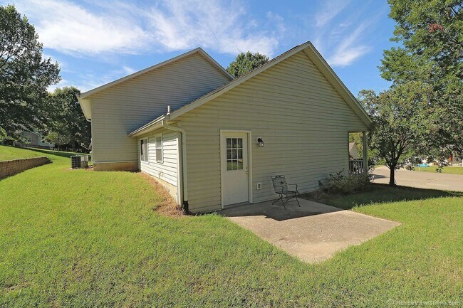 Building Photo - 1936 Emily Ct