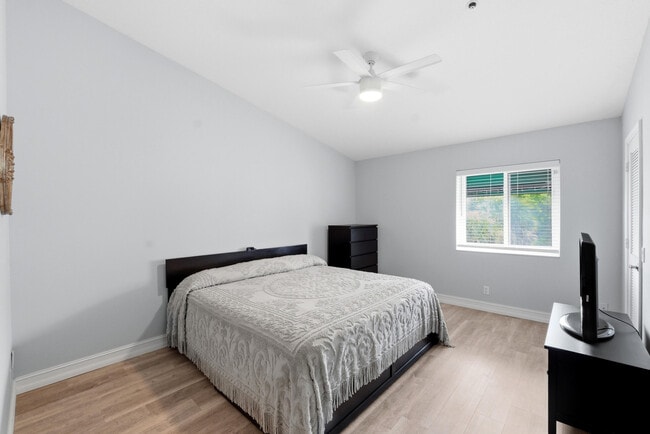 Building Photo - 2445 NE 14th St