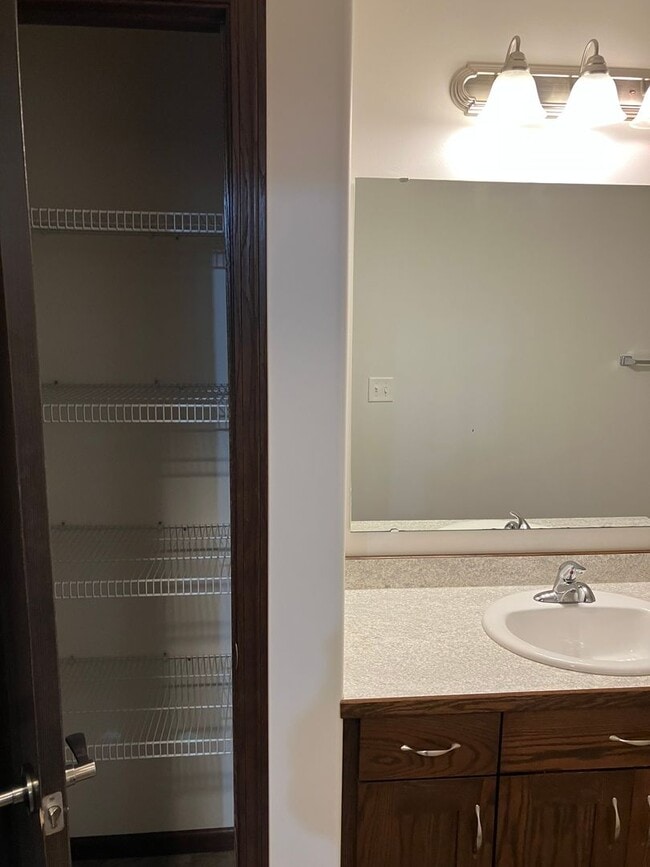 Building Photo - 3 Bed 2 Bath Twin Home