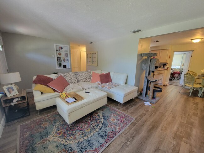 Building Photo - 3340 Beacon Square Dr