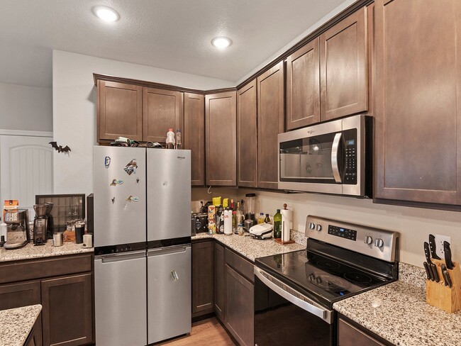Building Photo - Beautiful 3 Bed, 3 1/2 Bath Townhome in We...
