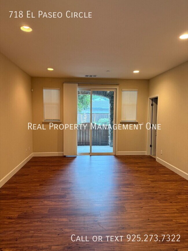 Building Photo - 718 El Paseo Cir