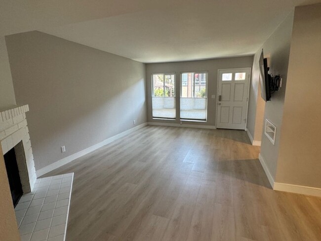 Building Photo - Designer Executive Townhome in Signal Hill