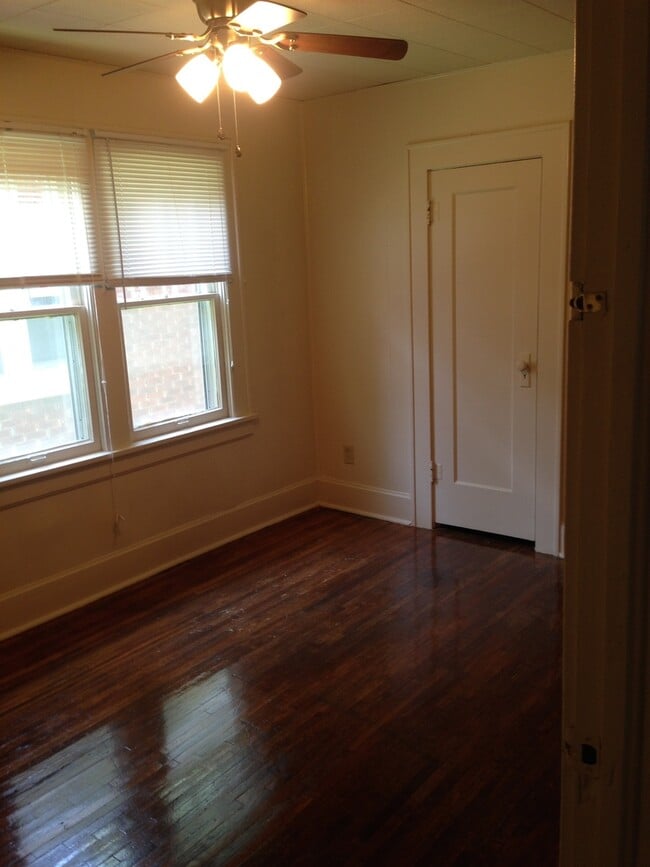Building Photo - 3 bed, 1 bath house just steps from Missouri State University