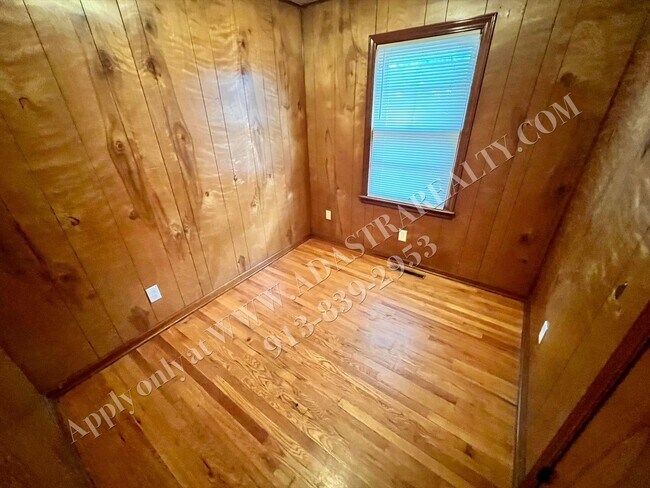 Building Photo - Darling 4 Bed 2 Bath Ranch in Olathe-Available NOW!!