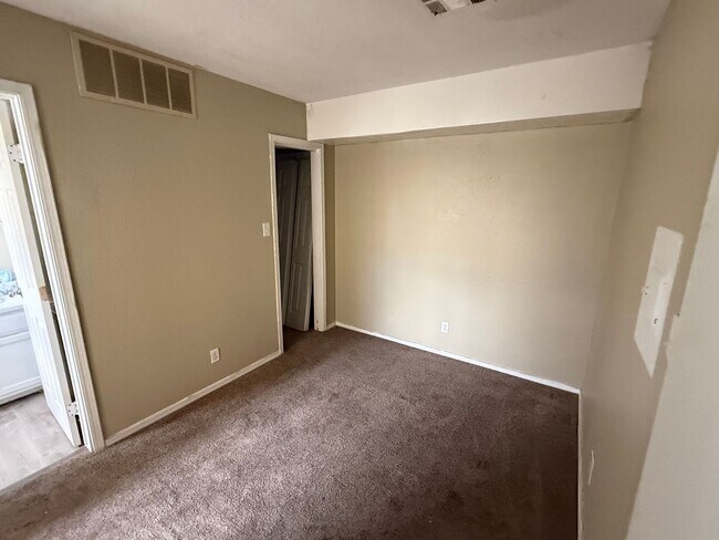 Building Photo - For lease! 1 bed, 1 bath condo