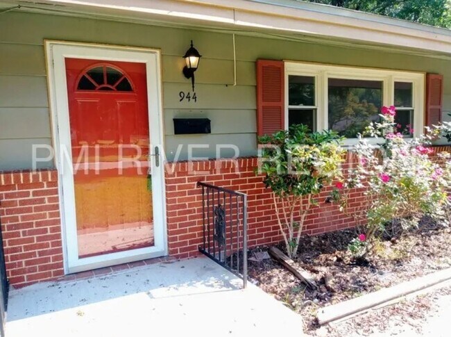 Building Photo - 3 Bedroom 2 Bathroom Home