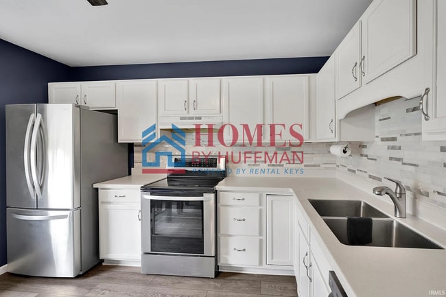 Building Photo - Three Bedroom | Fenced in Yard | Westside