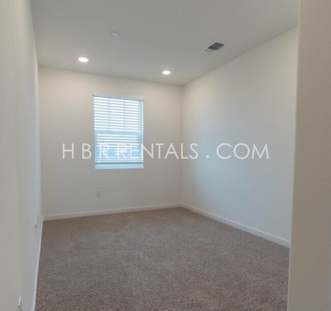 Building Photo - Charming 4-Bed, 3-Bath Home in Lathrop’s T...
