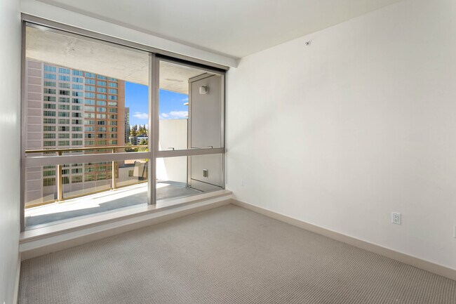 Building Photo - 10610 NE 9th Pl