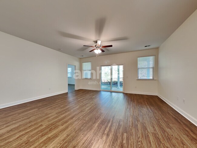 Building Photo - 227 Swan Dr