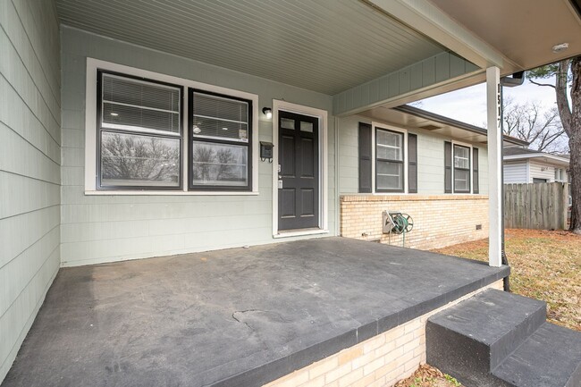 Building Photo - Charming 3 bedroom 2 bathroom home near Br...