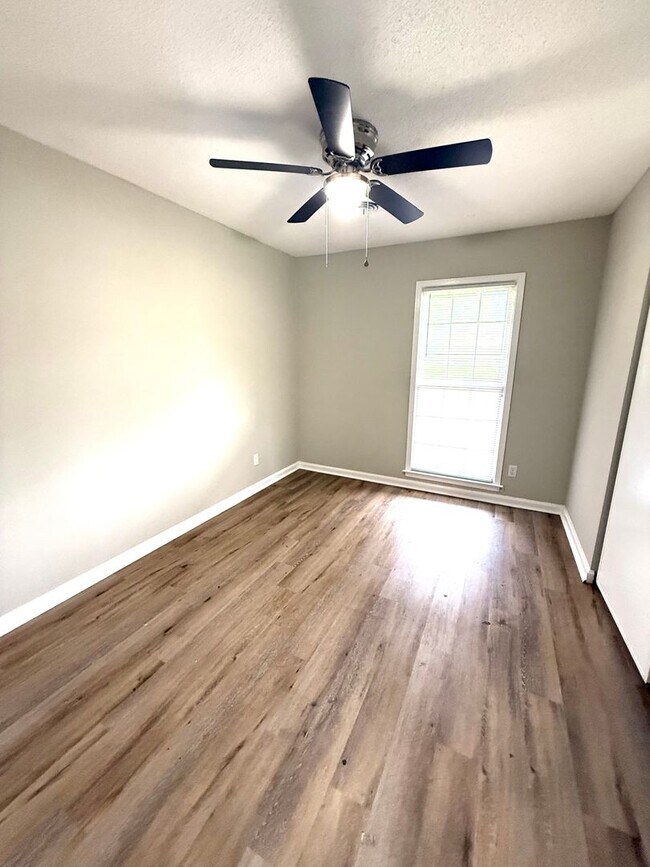 Building Photo - ** 3 bed 2 bath located off Atlanta Hwy **...